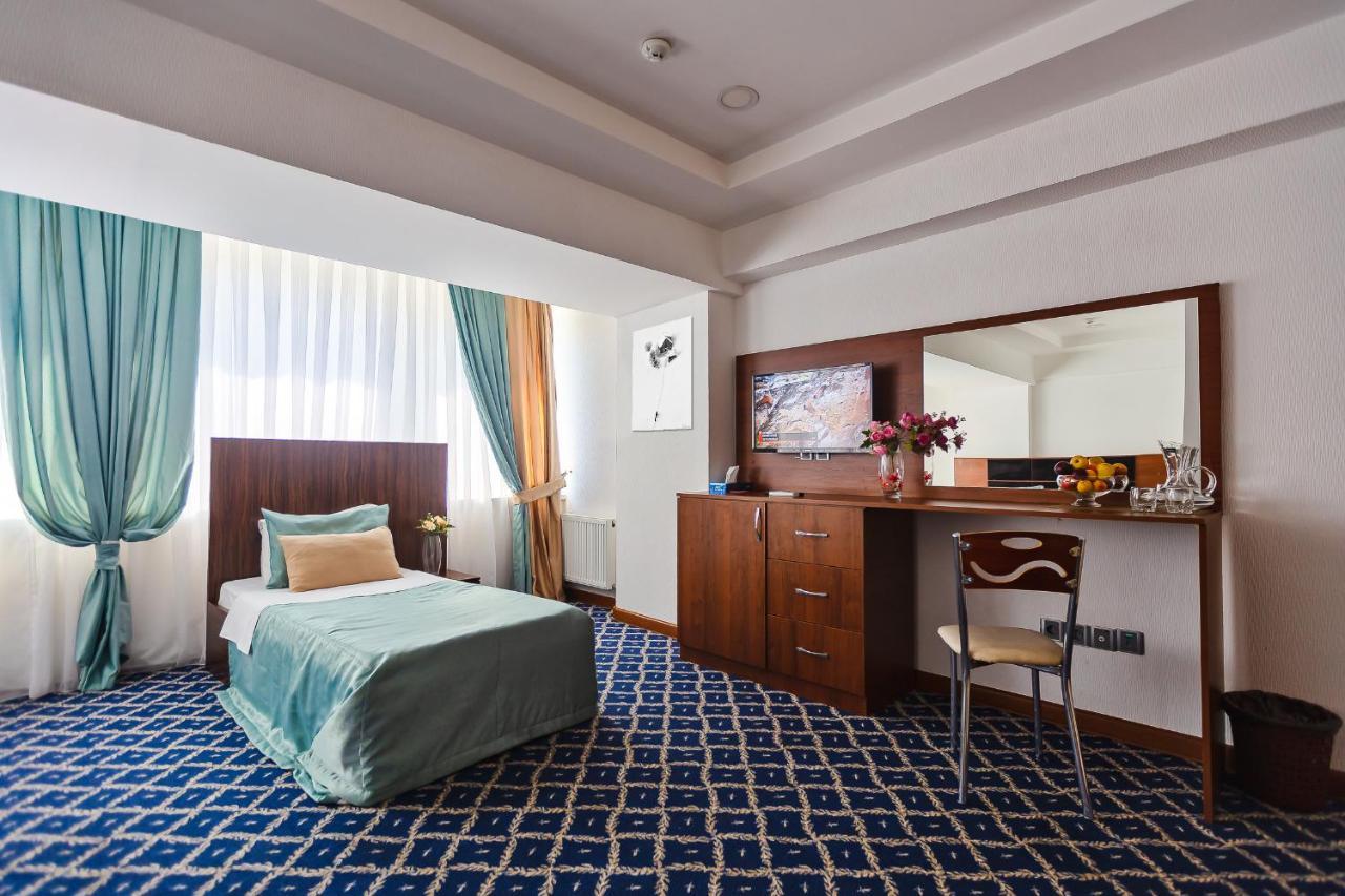 Demir Yol Plaza Hotel Баку Екстериор снимка